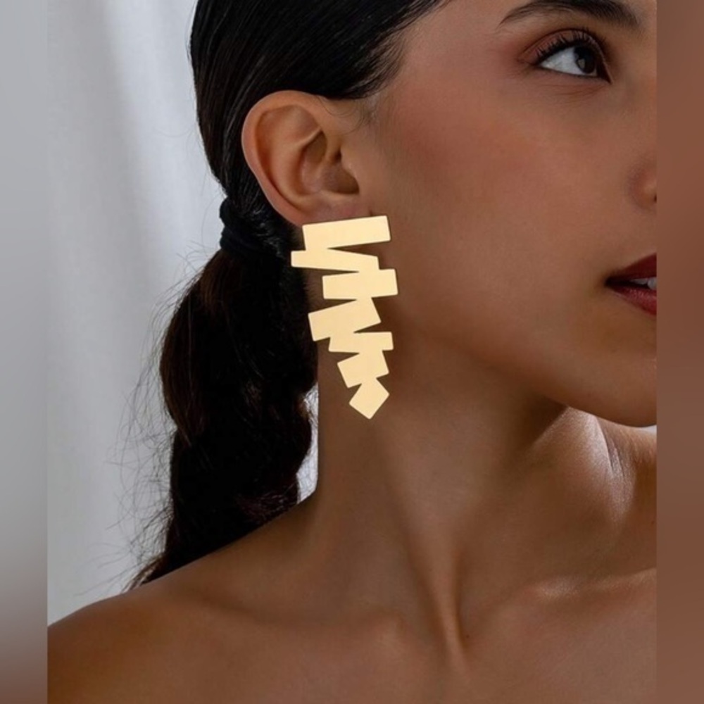 ✨NWT Asymmetrical Geometric Retro zigzag Statement reflective earrings - gold - Picture 1 of 6